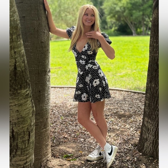 Urban Outfitters Jocelyn Black Floral Wrap Dress Size Small - Picture 1 of 13